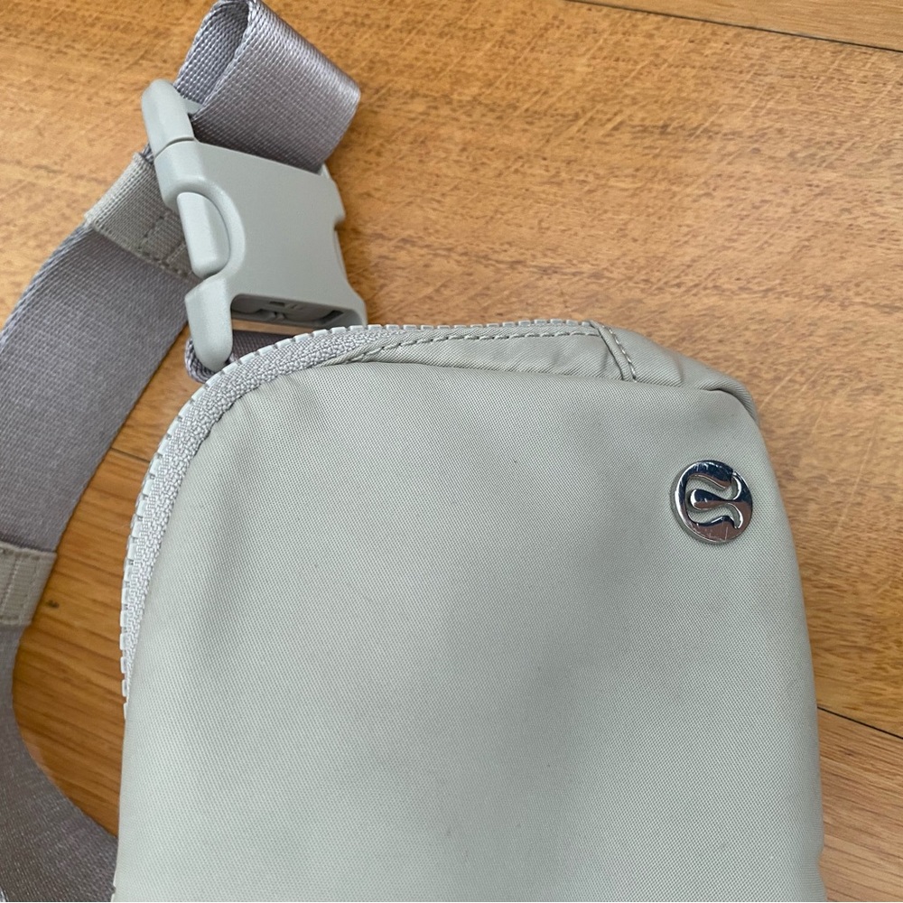 lululemon athletica women’s belt Bag - Picture 2 of 8